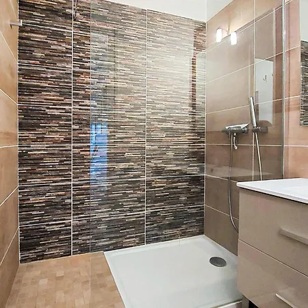 Stunning In With Kitchen Holiday home *